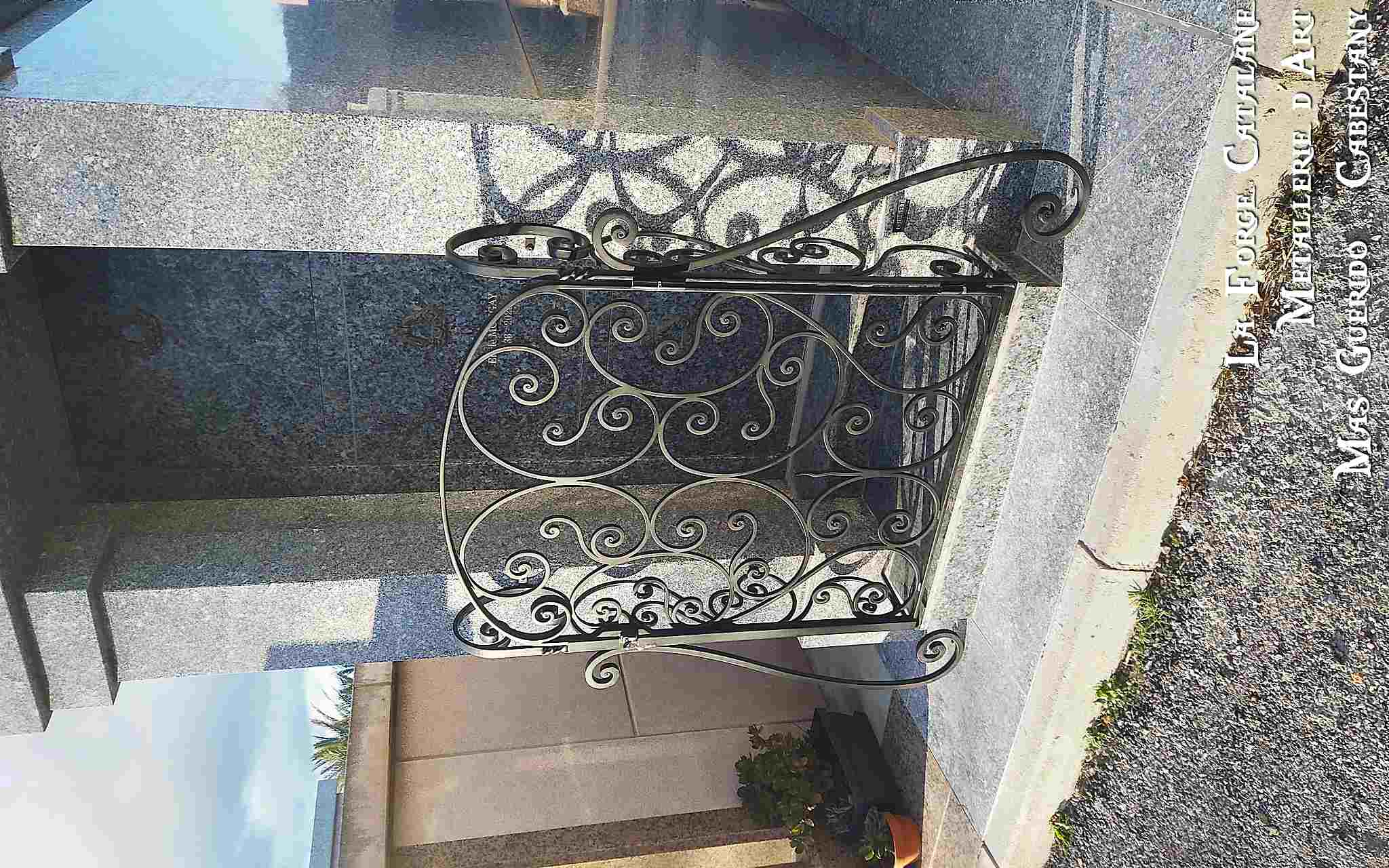 porte de caveau volutes forge catalane.jpg